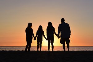 familia en la puesta de sol