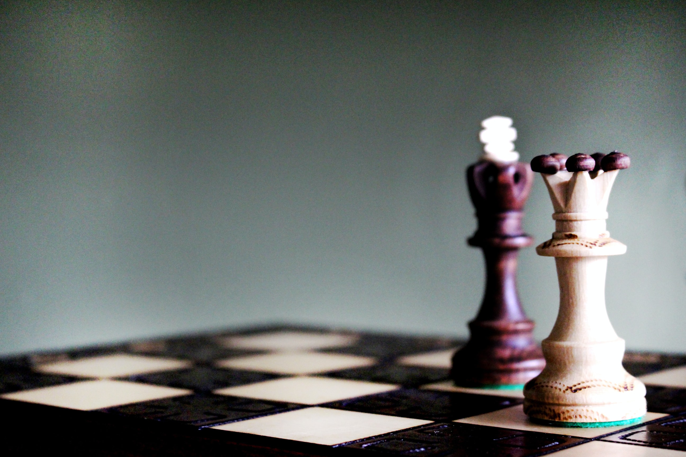 Rey y reina piezas de ajedrez